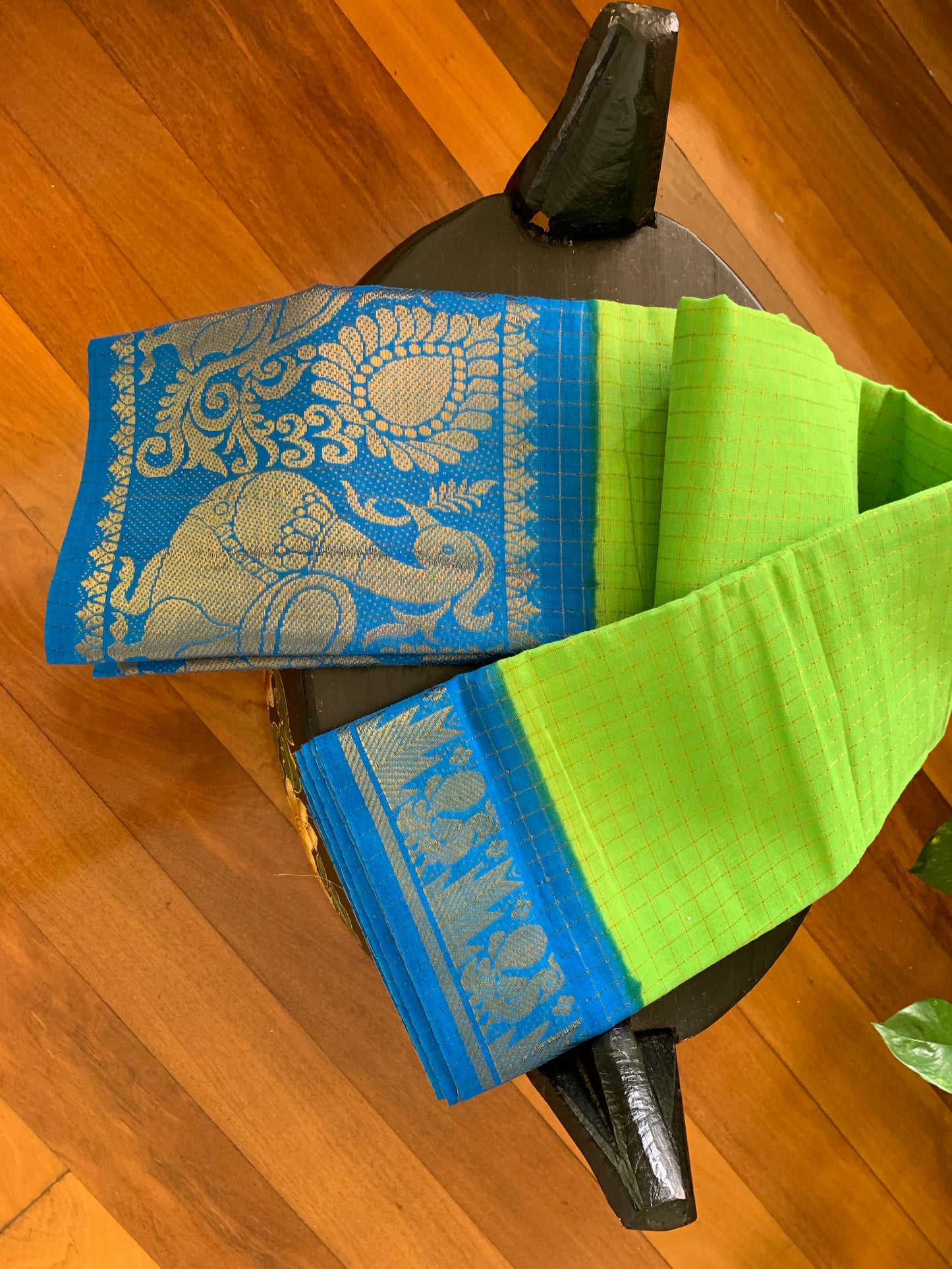 HANDWOVEN Sungudi cotton in green with blue border